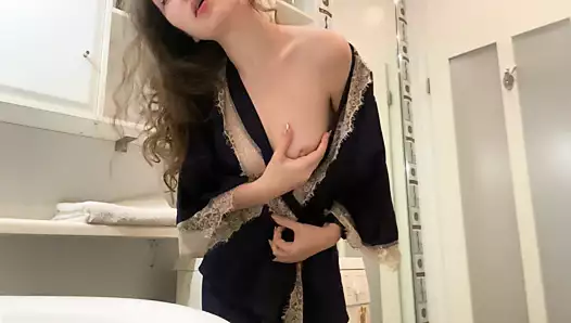 kıllı kız çamaşır makinesinde çabalıyor