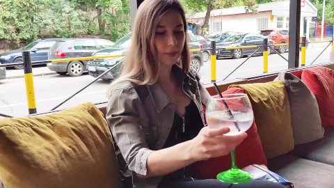 Üvey kız kardeşimin barda uzaktan kumanda orgazmı