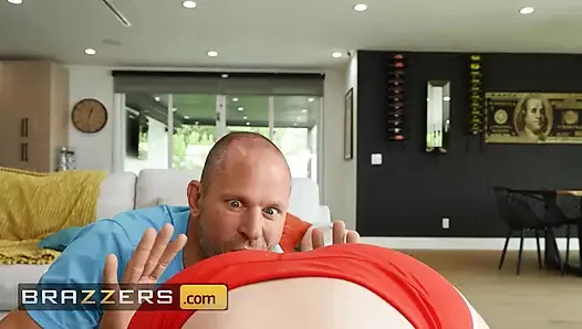 fitness etkileyicisi lily lou, sikişme seansına dönüşen bir antrenman seansı için scott'ı ziyaret ediyor - brazzers