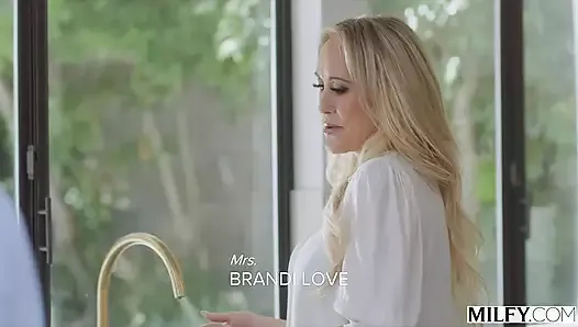 milfy hotwife brandi kocasının 2 genç istekli stajyerini baştan çıkarıyor