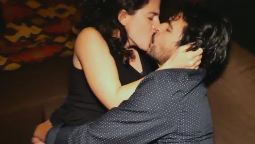 vanessa cliff bir ev partisinde seksi yeni bir sevgiliyle tanışıyor - cliff media