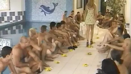 Güzel esmer Fransız bebek fena püskürtülür ile dev yükler arasında jizz