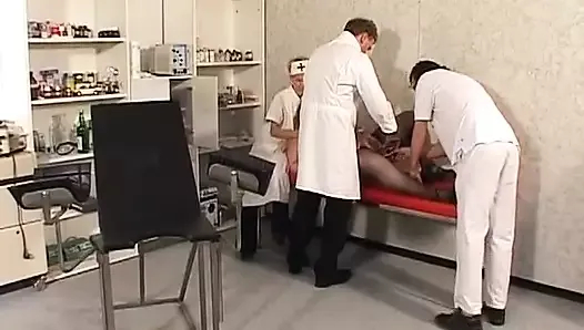 Doktorlardan oluşan bir konsilyum, bir tombul sarışın Alman fahişeye hükmediyor