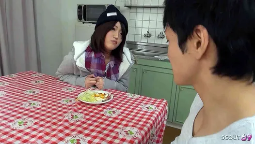 Japon Bakire Üvey Kız kardeşi, yarrakunu emiyoryi ve emiyoryi ve yutmayı öğrenmek için çocuğu baştan çıkarır