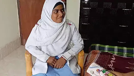 Bangladeşli Öğrenci Öğretmeni ile iyi bir ilişki geliştiriyor