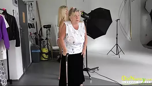 Yaşlı kadın genç amcık yalıyor