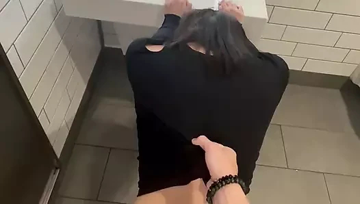 Genç otoparkta yabancının arabasına çarpar ve onu makyaj yapması için seksi