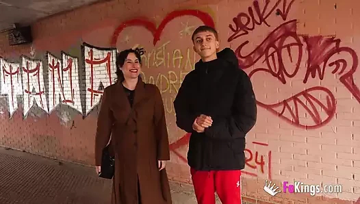 Emmita Gülümseme olduğunu the MİLF o tüm genç erkekler istemek için denemek