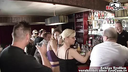 Alman swinger kulübünde seks ve bir kadın yolunu sikiyor