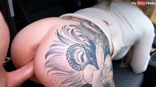 Büyük memeli amatör arka koltukta sert sikişiyor - MyDirtyHobby Alman amatör seks