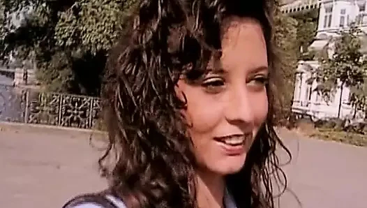 ateşli Alman kaşar masturbates içinde ön arasında the kam