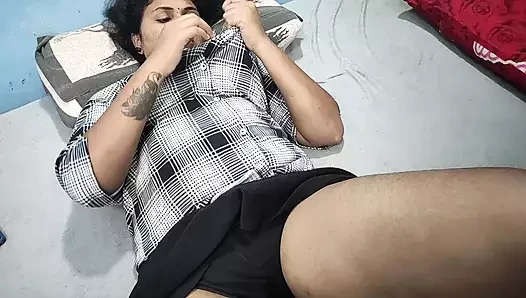 Etek ve gömlek ateşli sikme tarafından üvey kardeş ve üvey kardeş içinde yatak odası ile amcık yalamak, göğüsler basın ,69 ve sert sikme