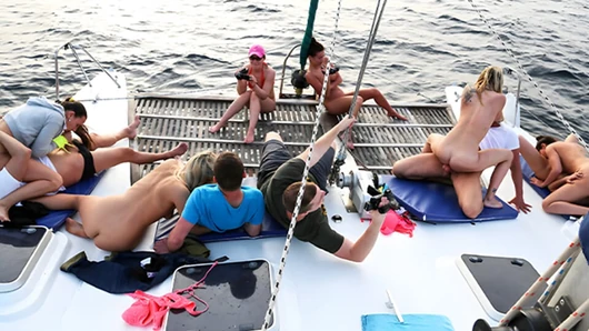 Yaz Yolculuğu! Arkadaşlar Kahrolası üzerinde bir Yacht Yaşam onların en iyi hayat at SummerSinner