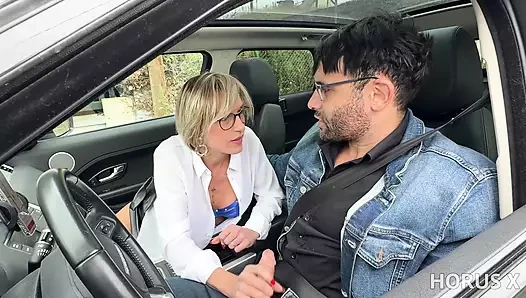 büyük memeli Sarışın MİLF Didine sikildi içinde the araba tarafından ona Sürücü