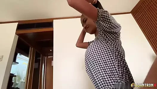 JohnTronX - Dövmeli Tay bebek ateşli doggystyle sikiş ve ateşli bir creampie sahiptir