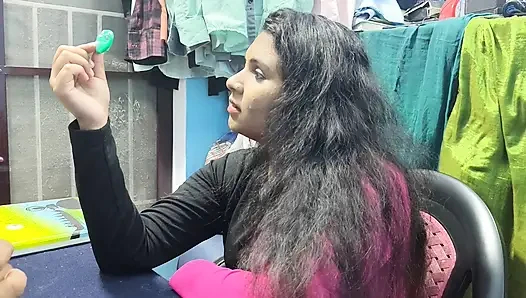 Kadın patron ve erkek personel ofis odasında patronu ikna etmek için ateşli bir şekilde sevişiyor
