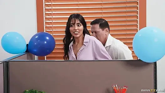Vanessa Sky Brazzers'da Ofiste Kıçına Parmak Derinliği