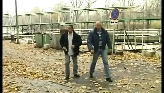 Sarışın güzel am yalandı ve yüzüne boşalmadan önce becerildi
