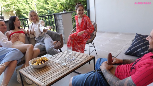Arkadaşları İzlerken Koca Sikli Bir İtalyan'a Amını Kaptıran Hatun
