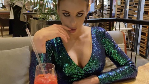ateşli milf restoran yapmak üzerinde