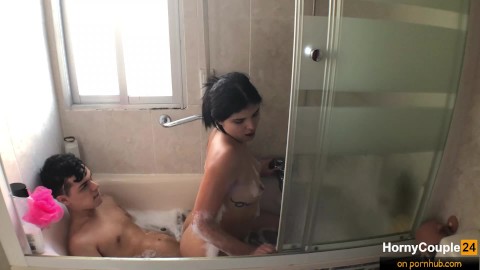 Üvey kardeşim ve ben birlikte her banyo yaptığımızda sikişiyoruz