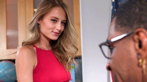 Alımlı Sarışın Kyler Quinn Öğretmeninin Büyük Siyah Yarrağını İstiyor 