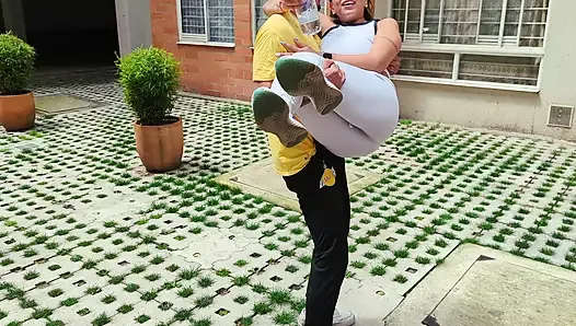 bir yabancı bana yardım ediyor ve ben onu evde sikişiyorum