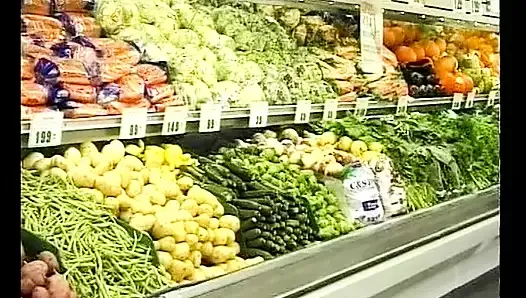 muhteşem bir Alman ev hanımı fena büyük bir yarrak hırsızı tarafından yok edildi
