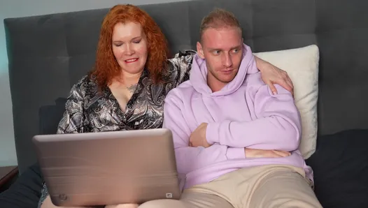 arkadaşının üvey annesiyle porno izlemek