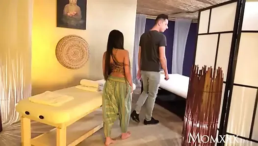 azgın Asyalı milf ile üvey anne Tay masajı ve tutkulu seks