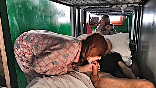 hostel sakso: büyük memeli kaşar beni iyi bir sakso ile uyandırır ve tüm attıramamı emer