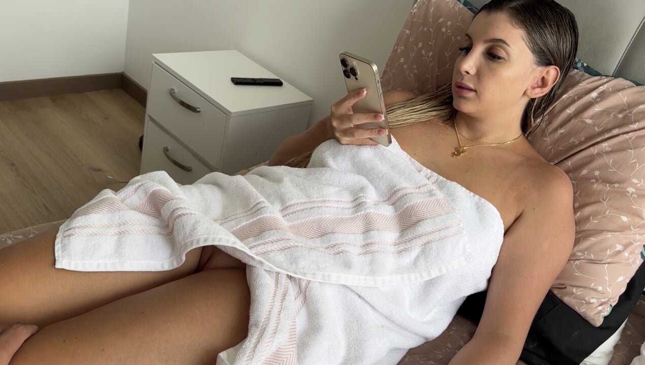 Üvey babasına duşta çıplak yakalanınca sikişiyorlar
