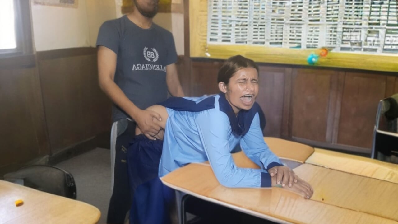Bakire hint liseli erkek arkadaşıyla sınıfın ortasında sikişiyor