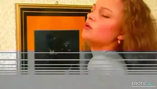 Retro genç kız parmaklar ona sıkı am