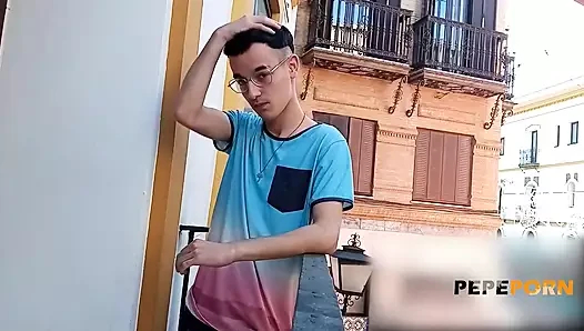 Bugün göreceğiniz en büyük göğüsler! Jennifer Dominic genç bir adamla iyi vakit geçiriyor
