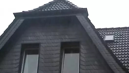 Güzel sarışın Alman anne seksi bir küçük studd içinde the yatak odası