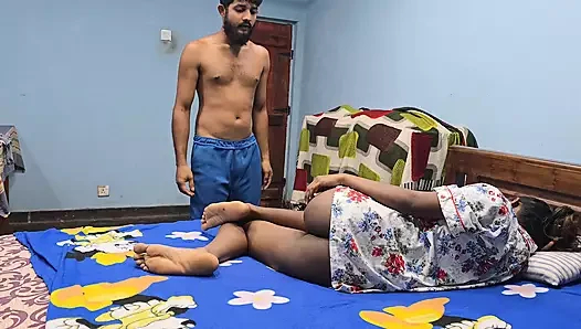 Üvey kız kardeş ve Üvey kardeş yatağı ve sert sert sikişi paylaşıyor
