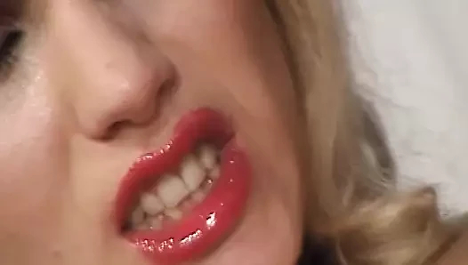 Muhteşem bir Alman sarışın orospu ile çarpıcı anal seks