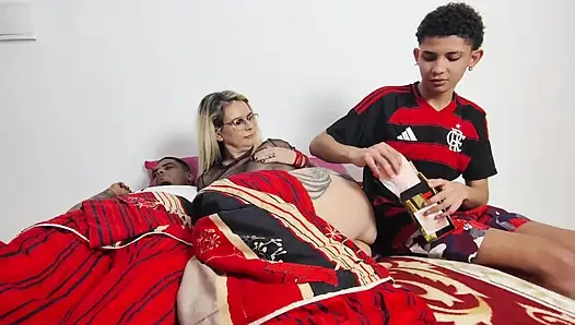 Üvey sikişiyor Üvey anne, Kocası Görünce Azgın Bakıyor