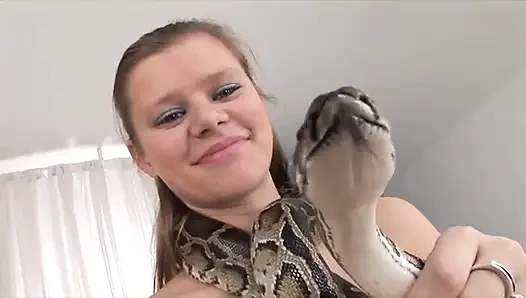 Yılanlara Fısıldayan Hatun, Amcığına Fısıldaması İçin De Bir Yılan Buluyor