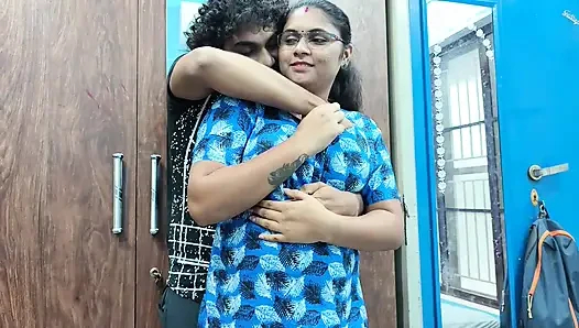 Üvey anne ve üvey oğlu, karısı evde yokken ateşli bir şekilde sevişiyor, Malayali üvey anne ve üvey oğlu yatak odasında ateşli ve sert bir şekilde sevişiyor